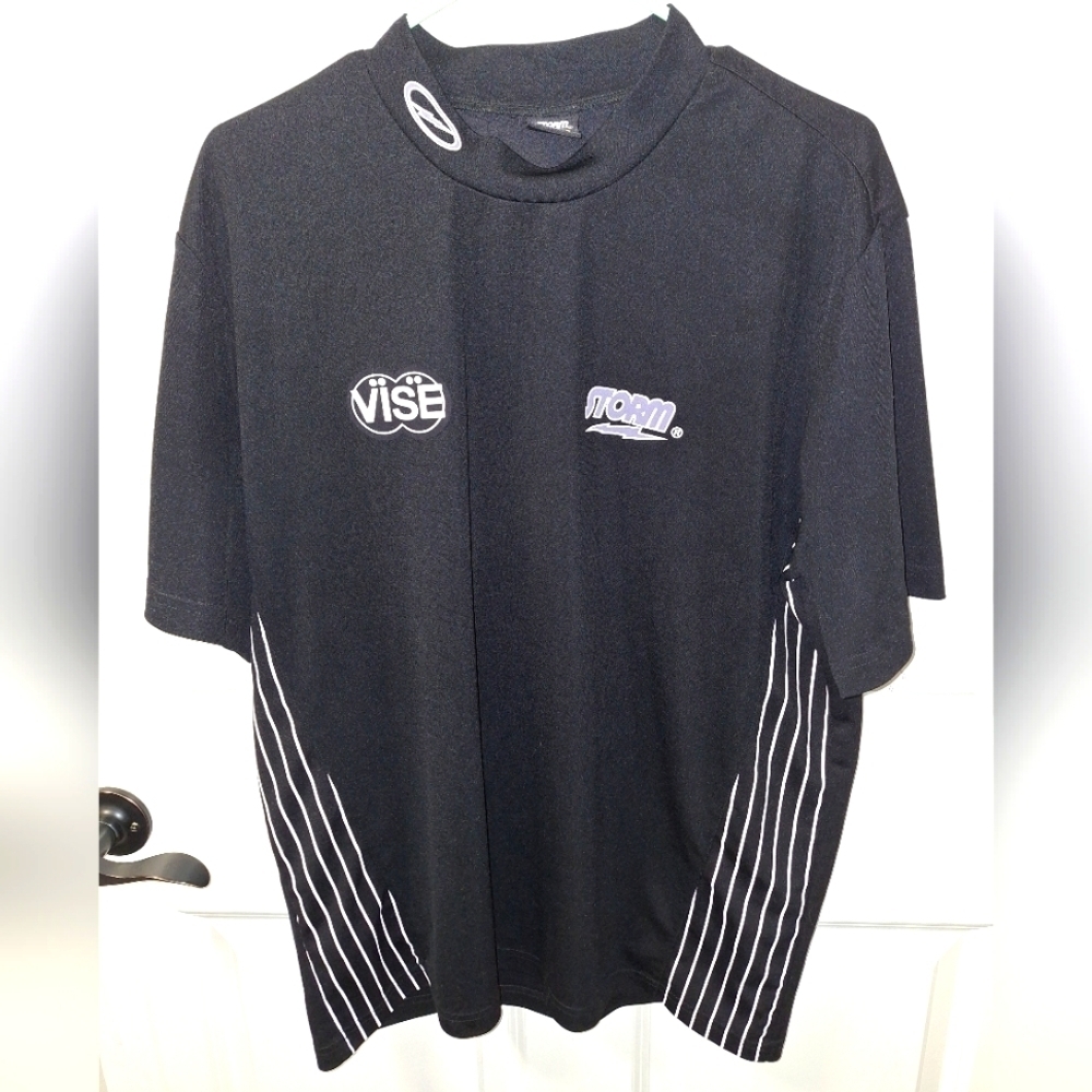 A Storm short sleeve bowling t-shirt in black and white. In a men's XL. EUC.
